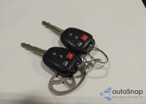 2014 Toyota Corolla Le Plus z USA, uszkodzony, nr VIN 2T1BURHE9EC184658